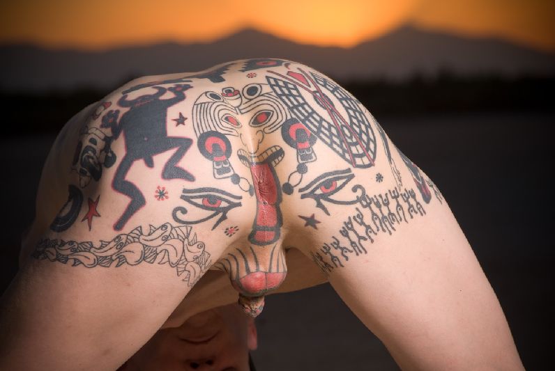 Развратные фетишистки предаются половым утехам с татуированным парнем